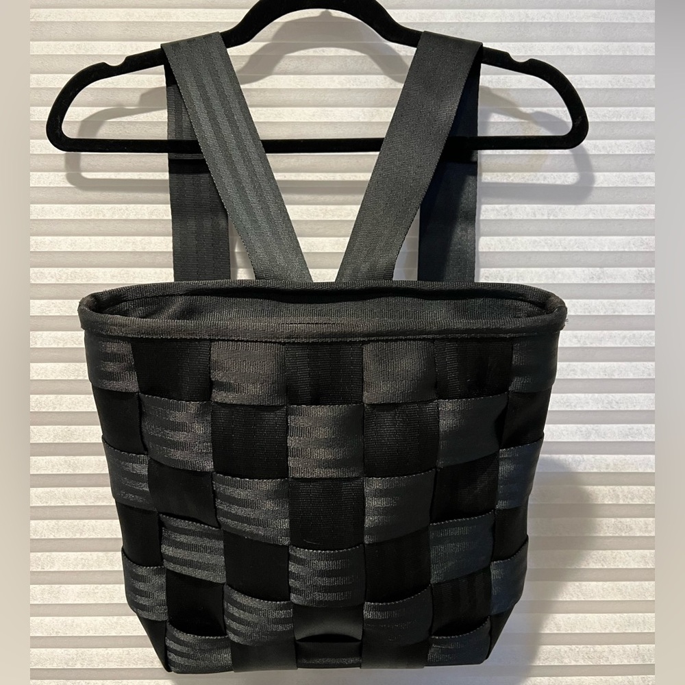 Harveys  Seatbelt Bag Backpack Purse Black